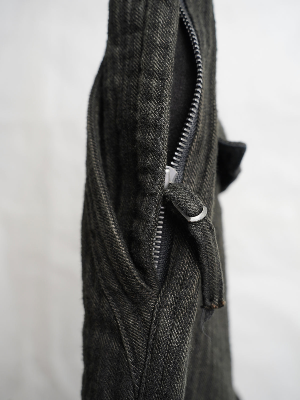 zipper trousers / moss green