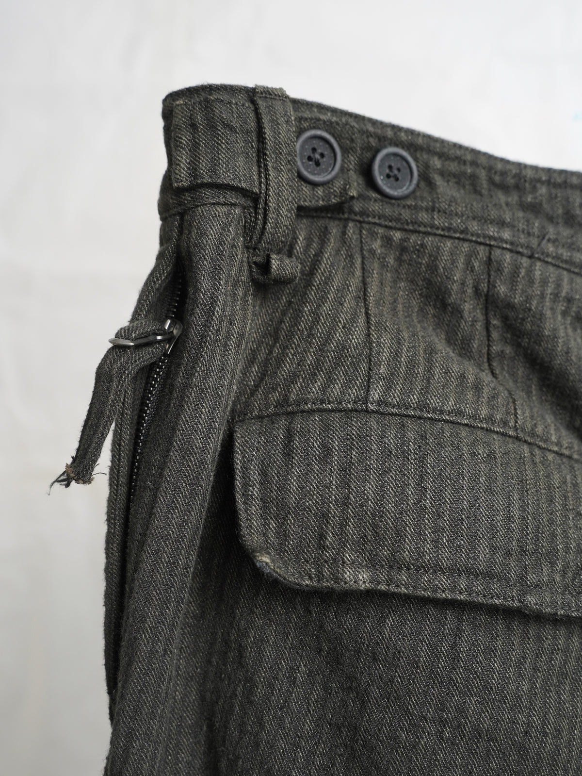 zipper trousers / moss green