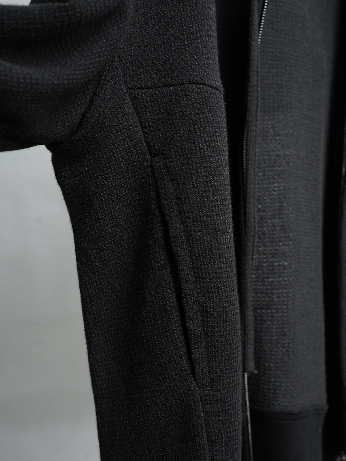 zip hoodie / black