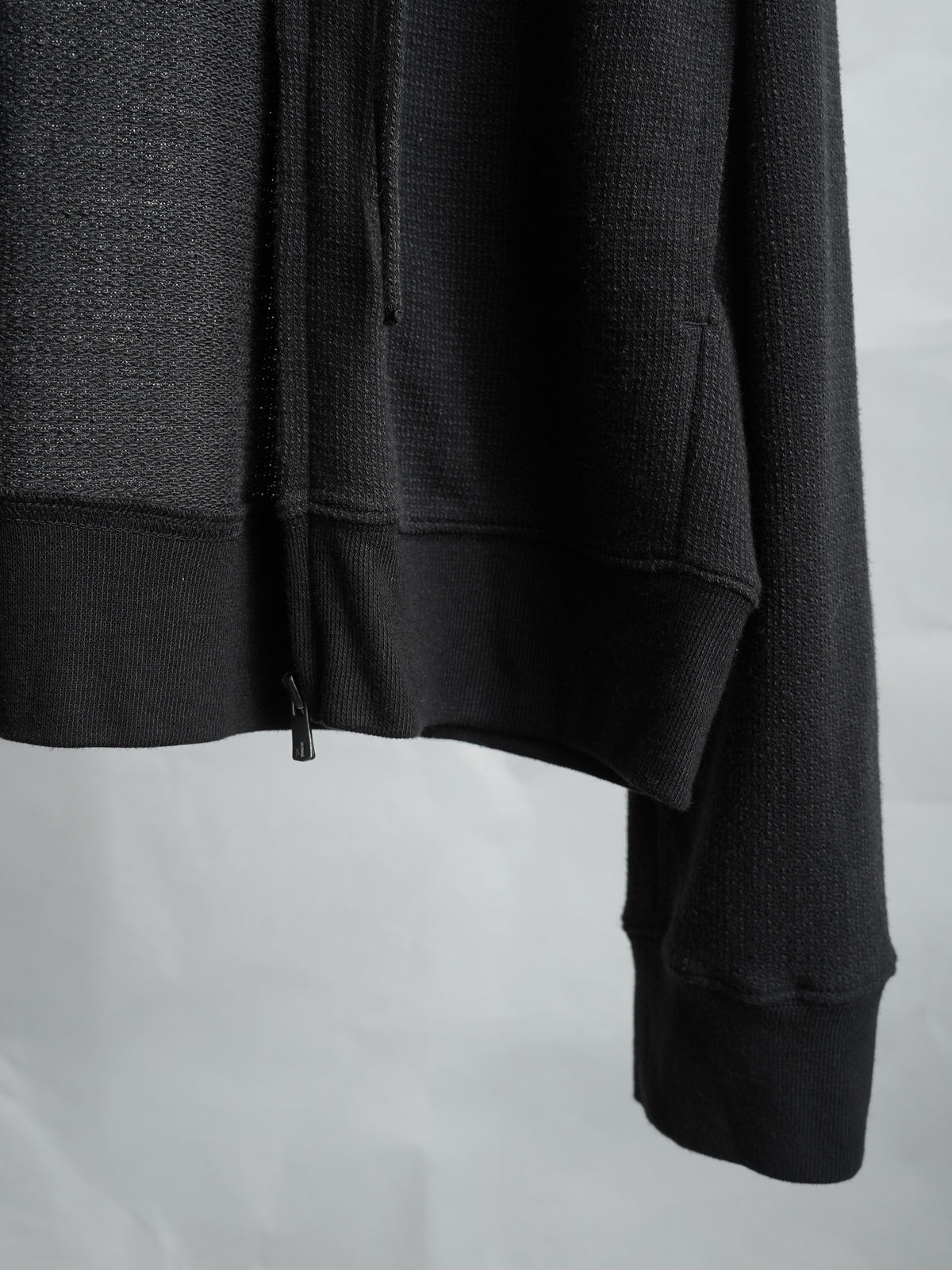 zip hoodie / black