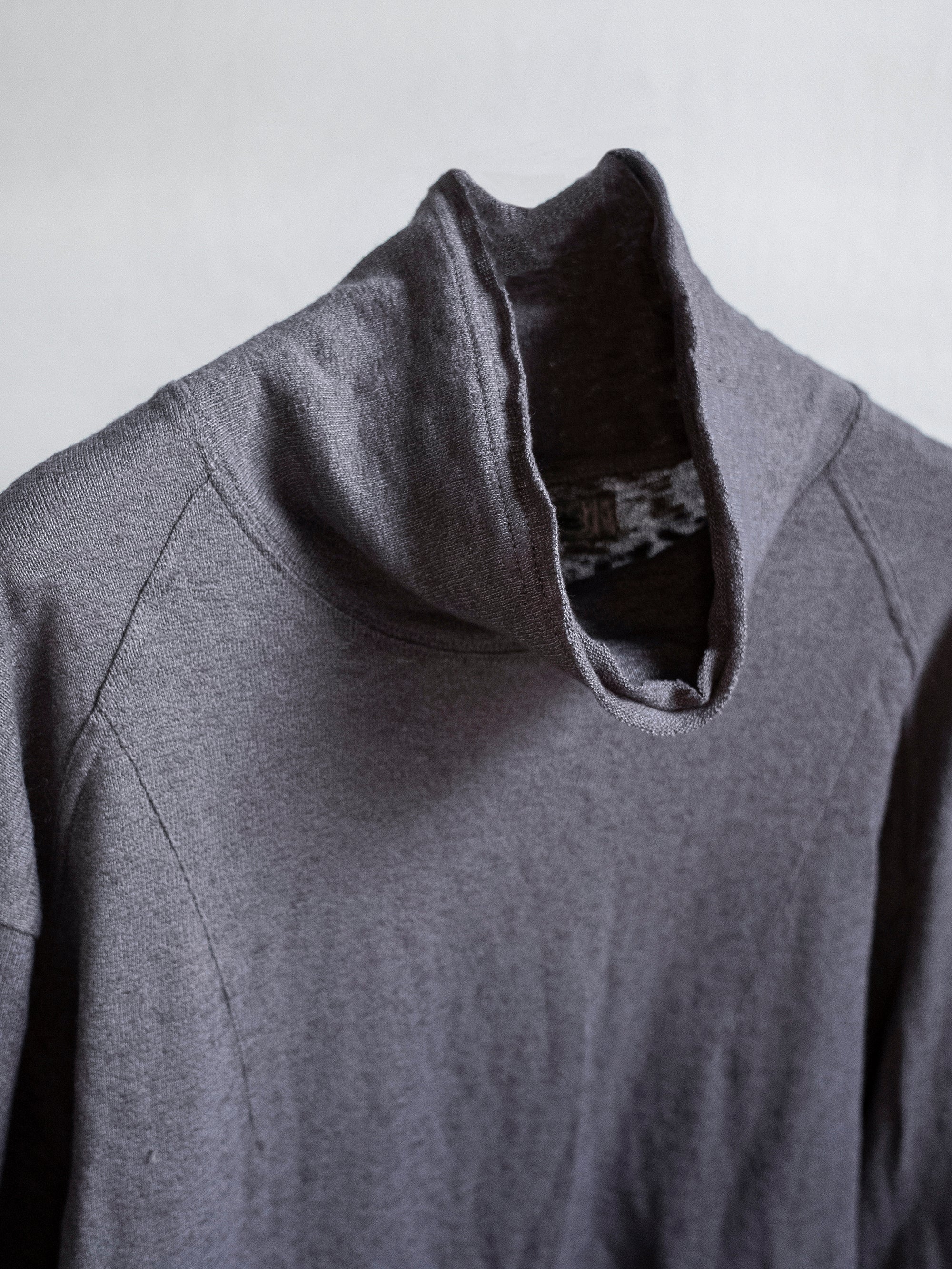 blackmerle_fw24_dropnecktop_ratgrey