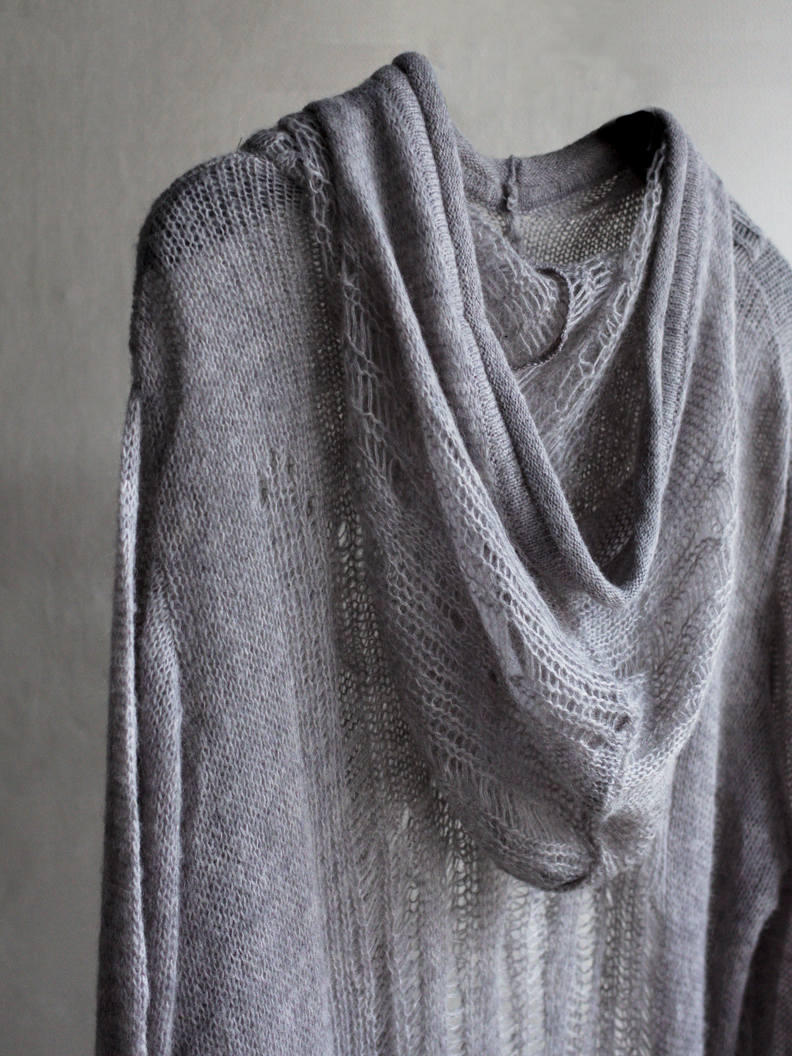 distressed alpaca hood knit / light grey