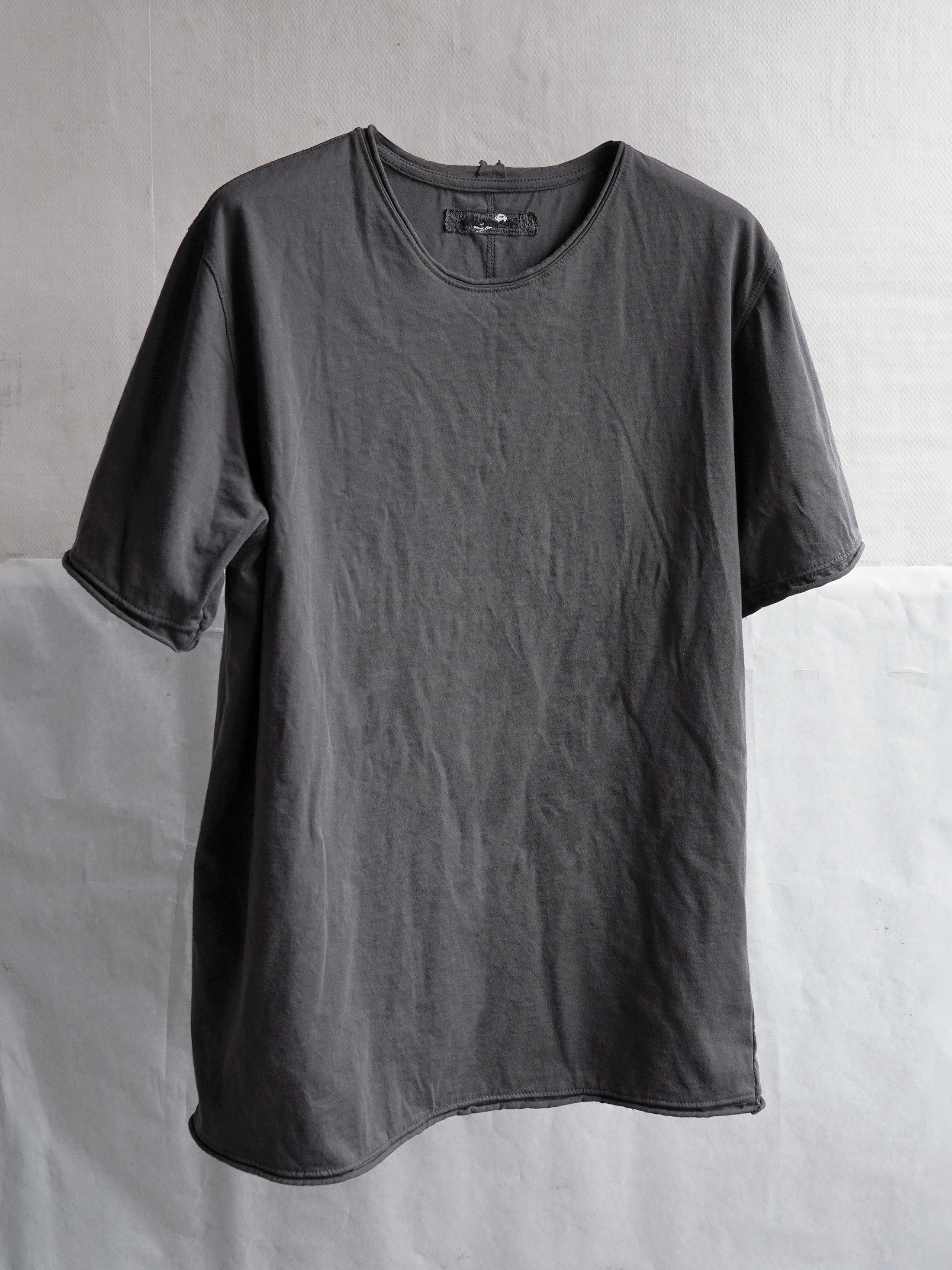 base tee / shadow