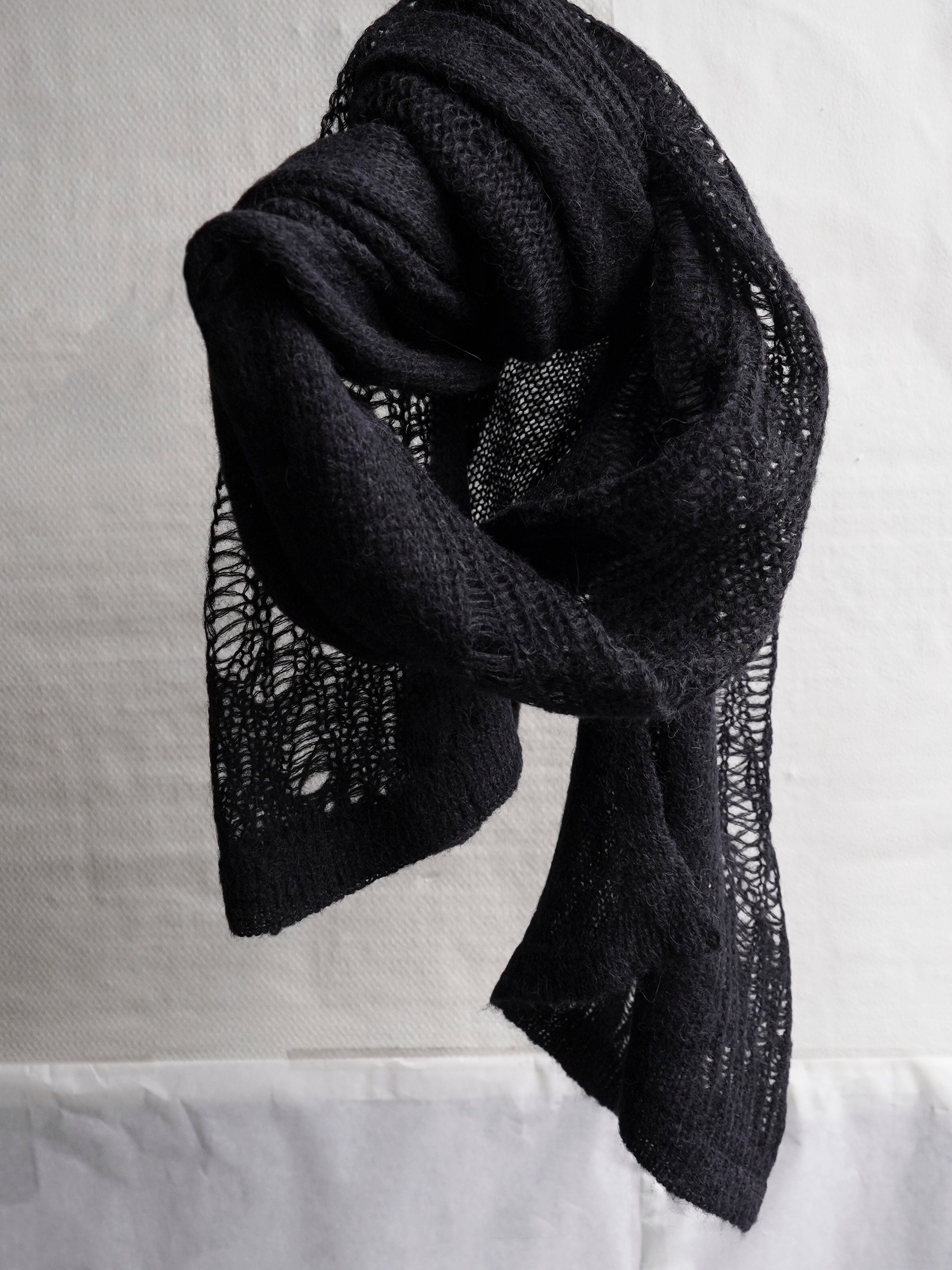 distressed alpaca scarf / black