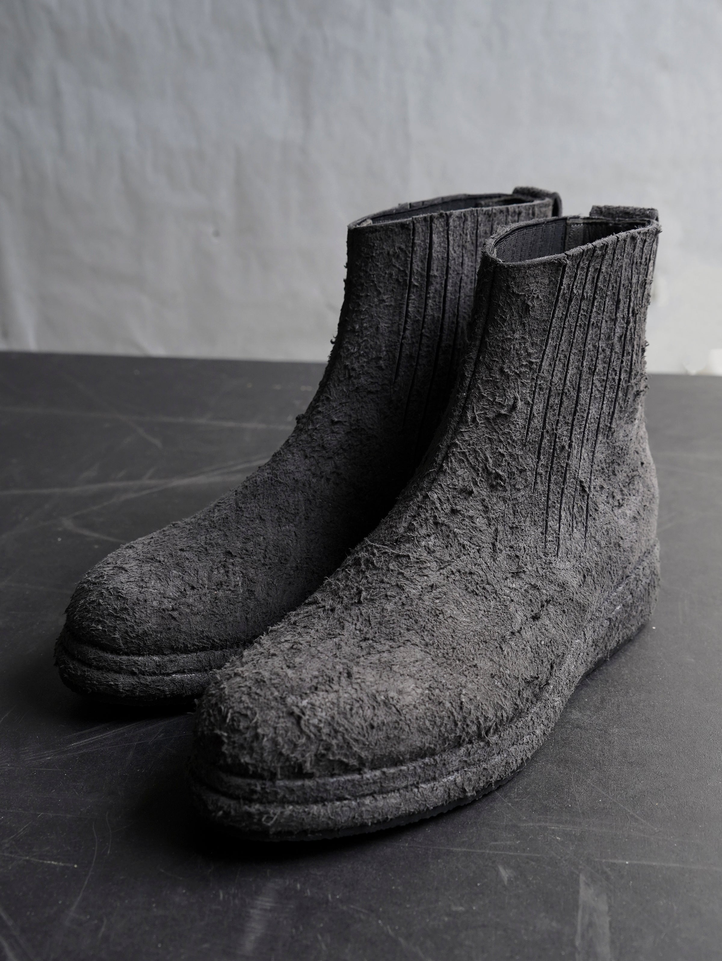 split boots / grey