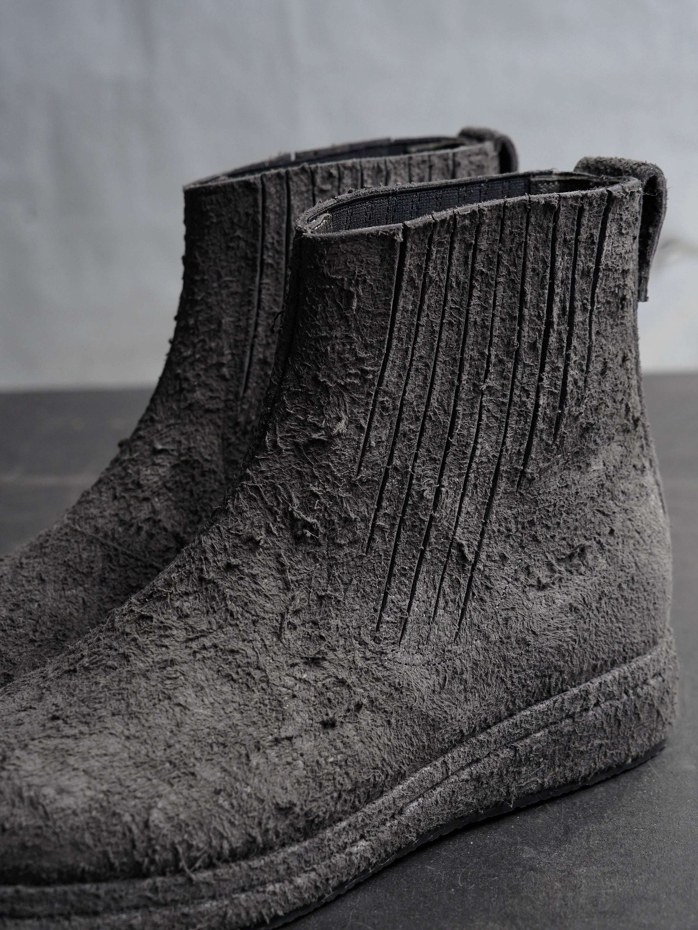 split boots / grey