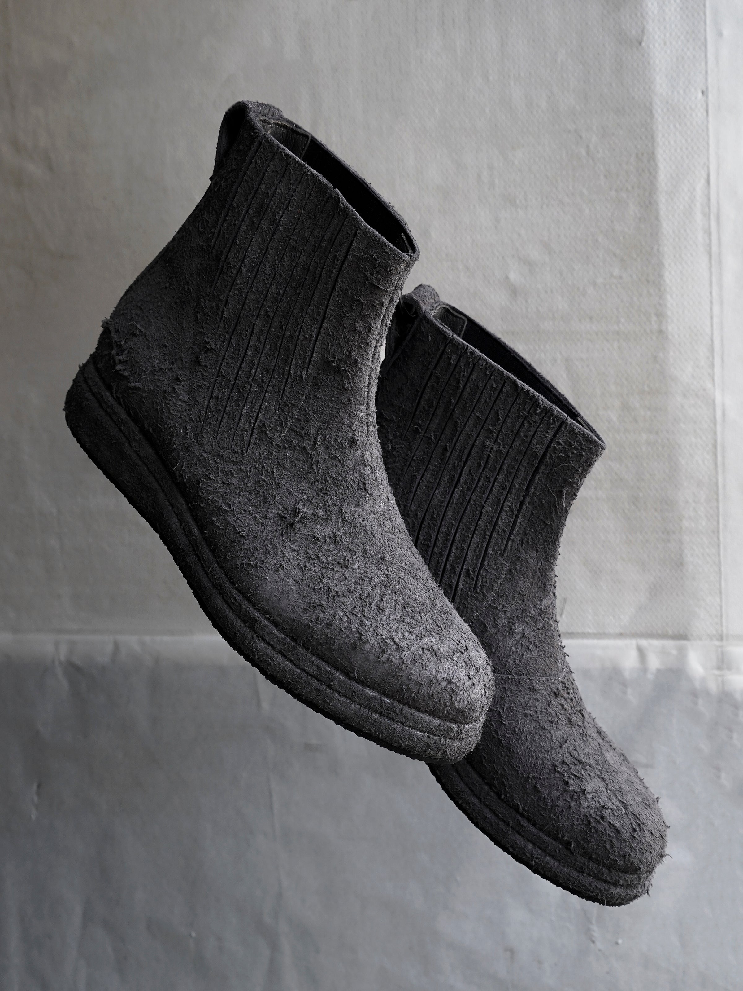 split boots / grey