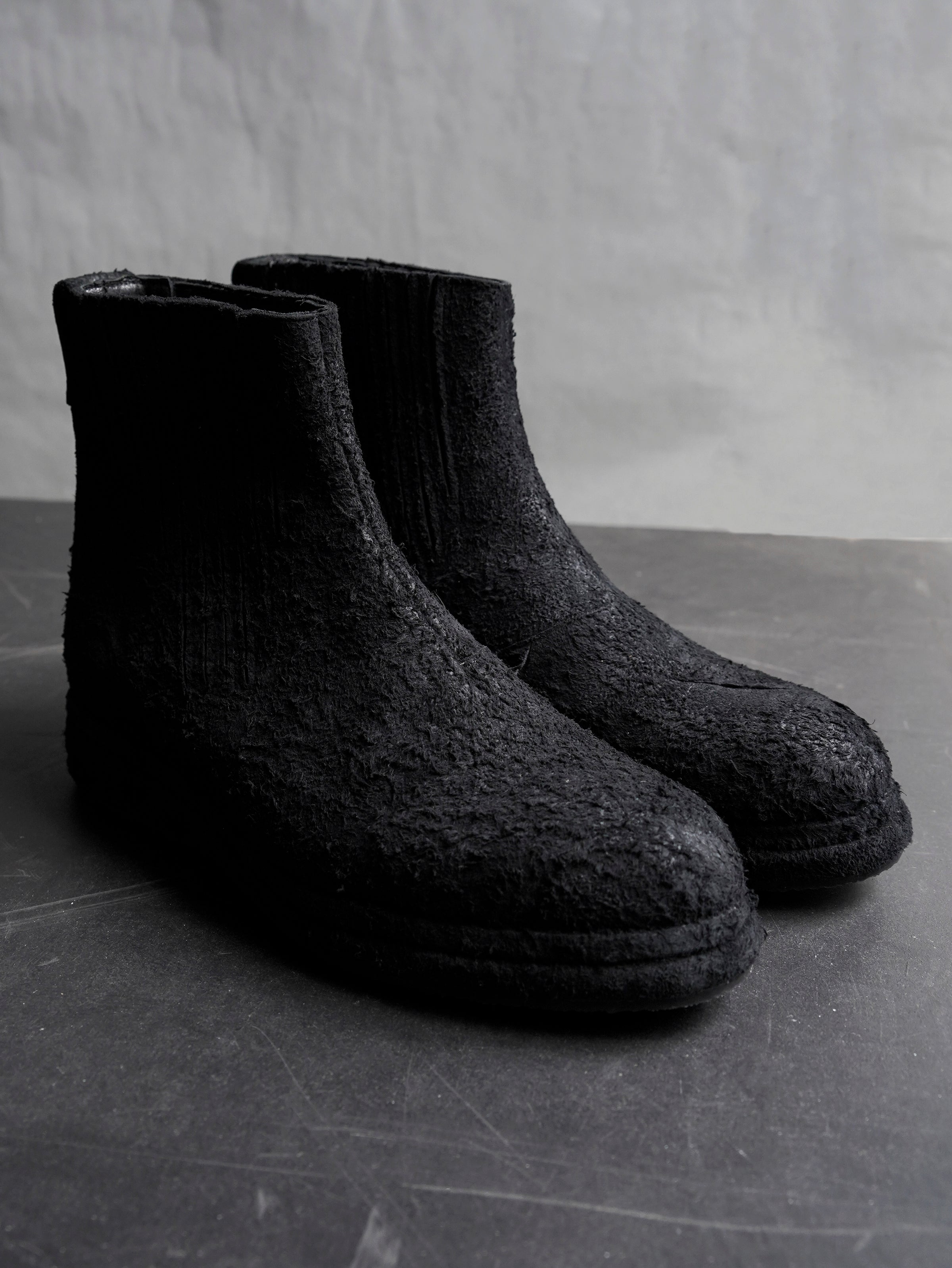 split boots / black