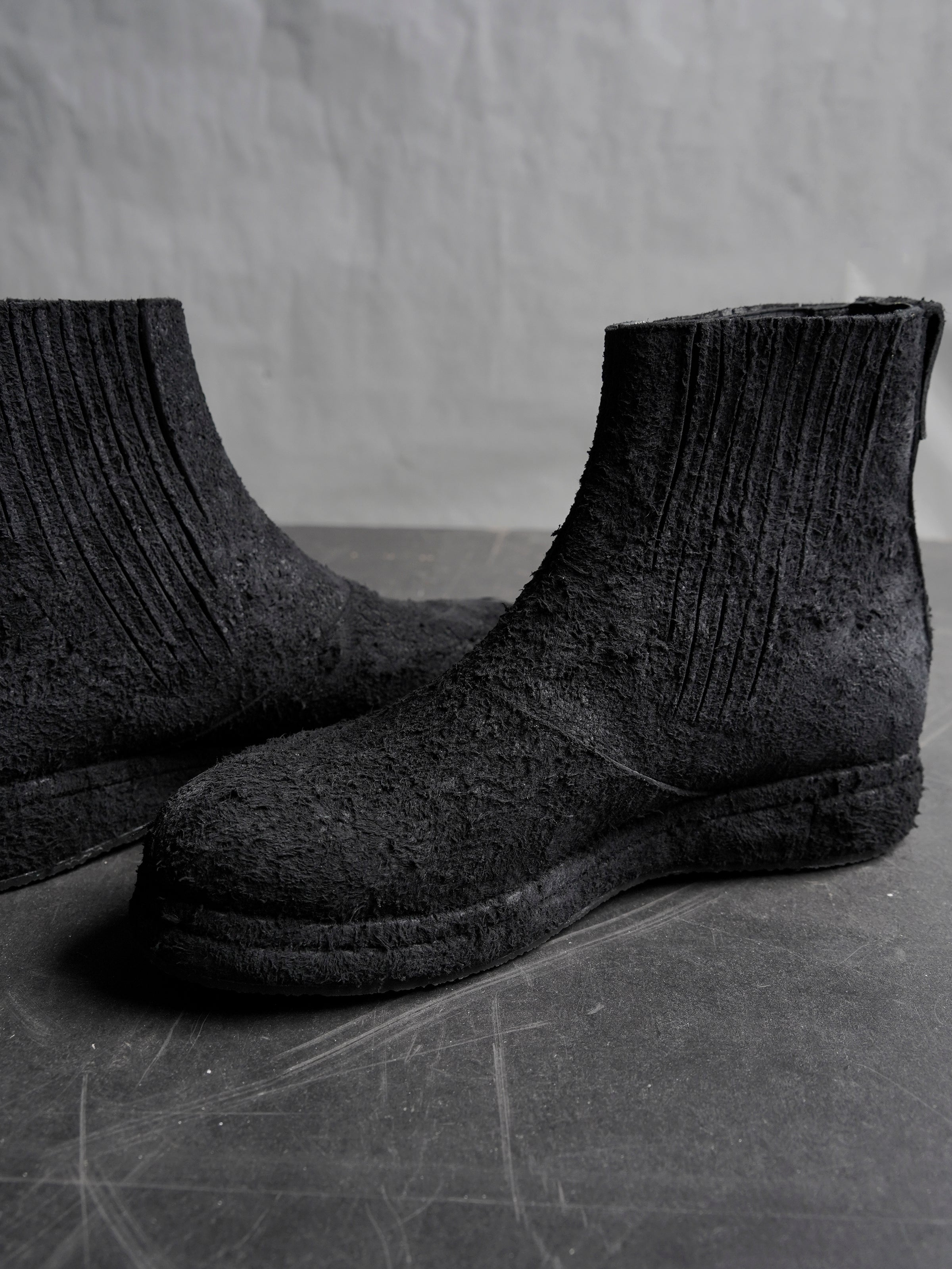 split boots / black
