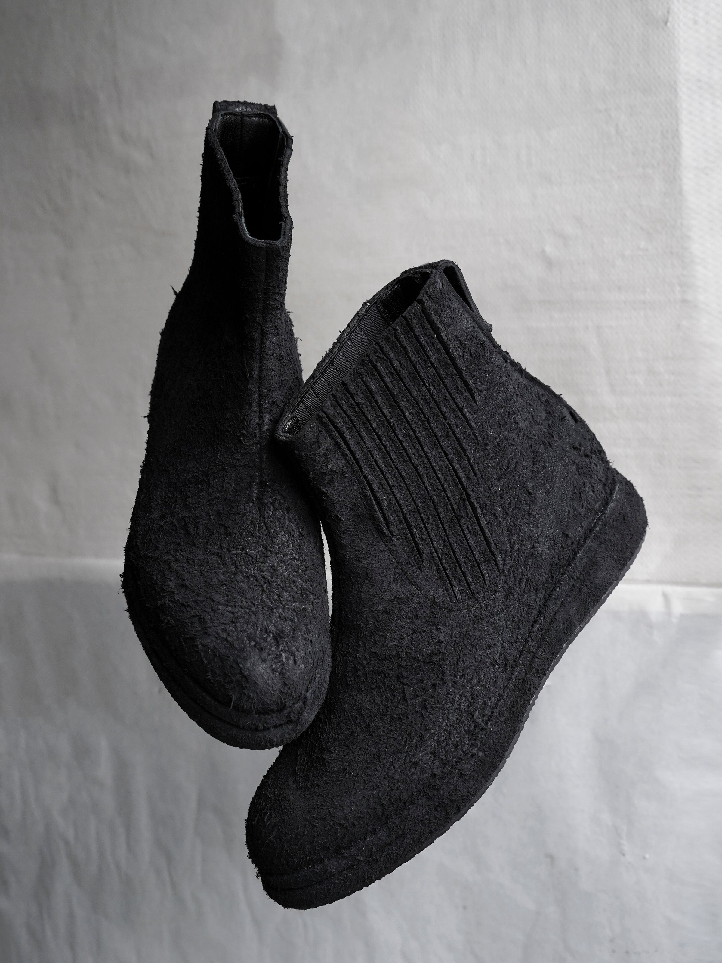 split boots / black